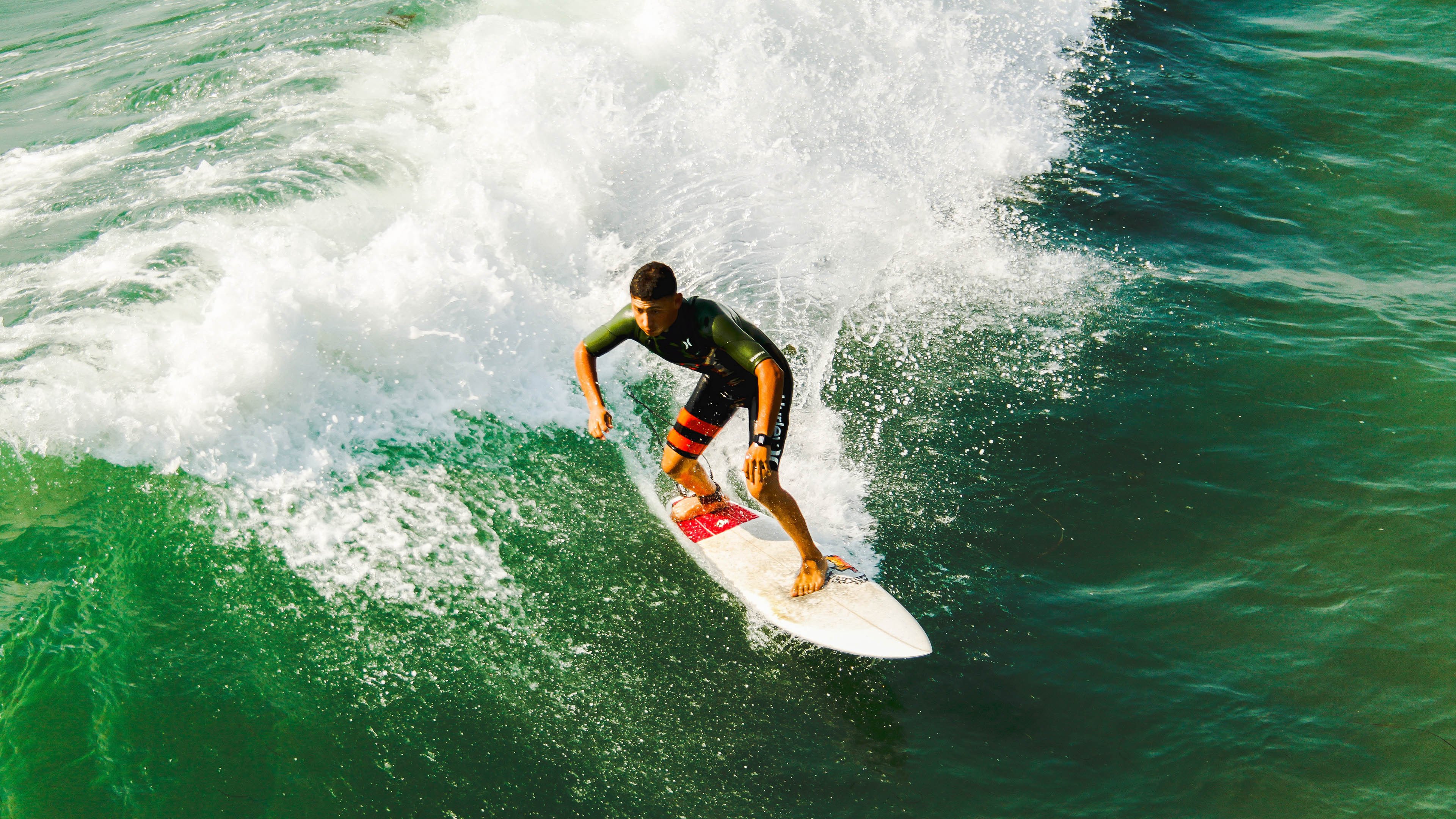 梅西在老鹰比赛中持续失利，出色发挥引发热议！上演精彩一战