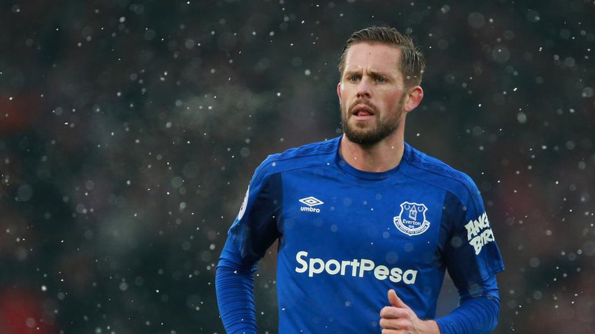 梅西在老鹰比赛中持续失利，出色发挥引发热议！上演精彩一战