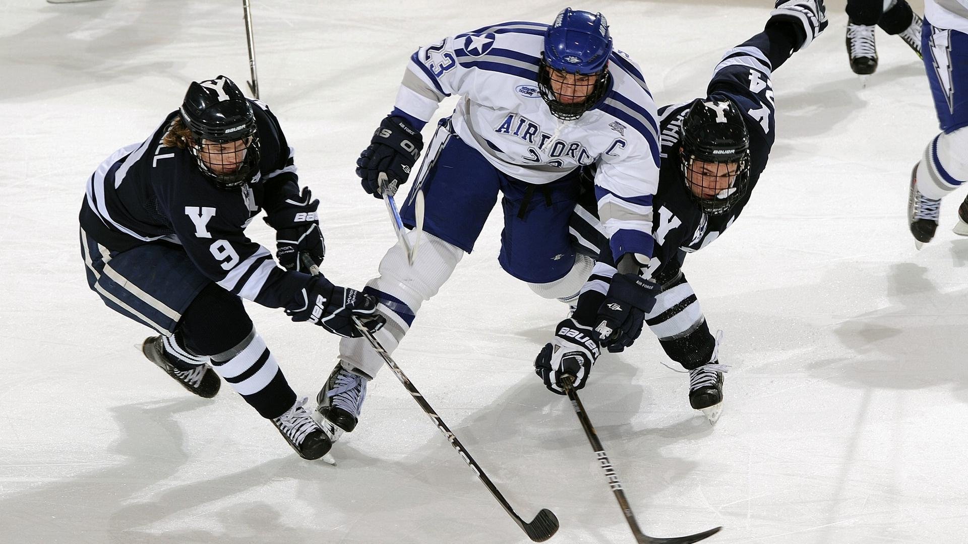 九游电脑版下载-詹姆斯巅峰对决，哈登与50激战雄鹿分钟，高光表现胜负难料！